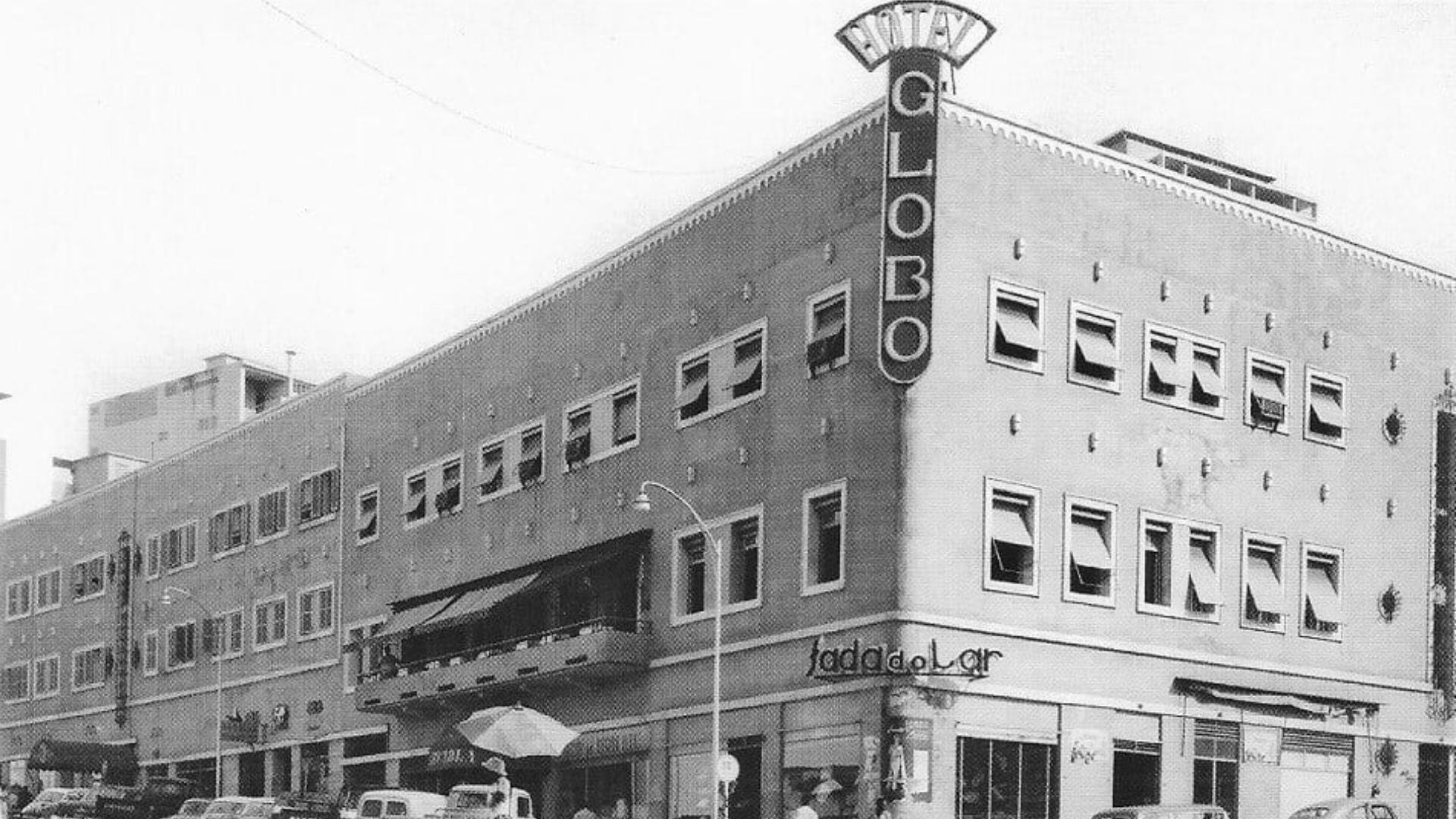 El antiguo hotel de lujo se convierte en epicentro de la escena artística angoleña (foto: Facebook)