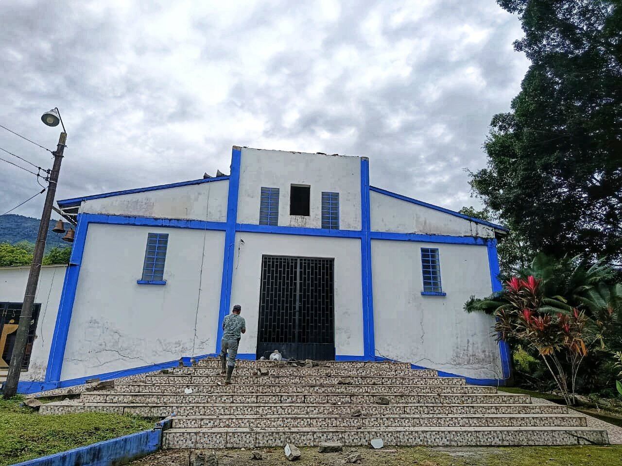 Una de las estructuras del pueblo presentaron daños considerables tras el temblor de esta mañana en Colombia - crédito Colombia Oscura