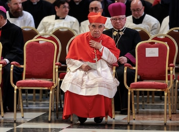 El cardenal Angelo Becciu asiste