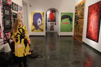 Una visitante observa varias obras