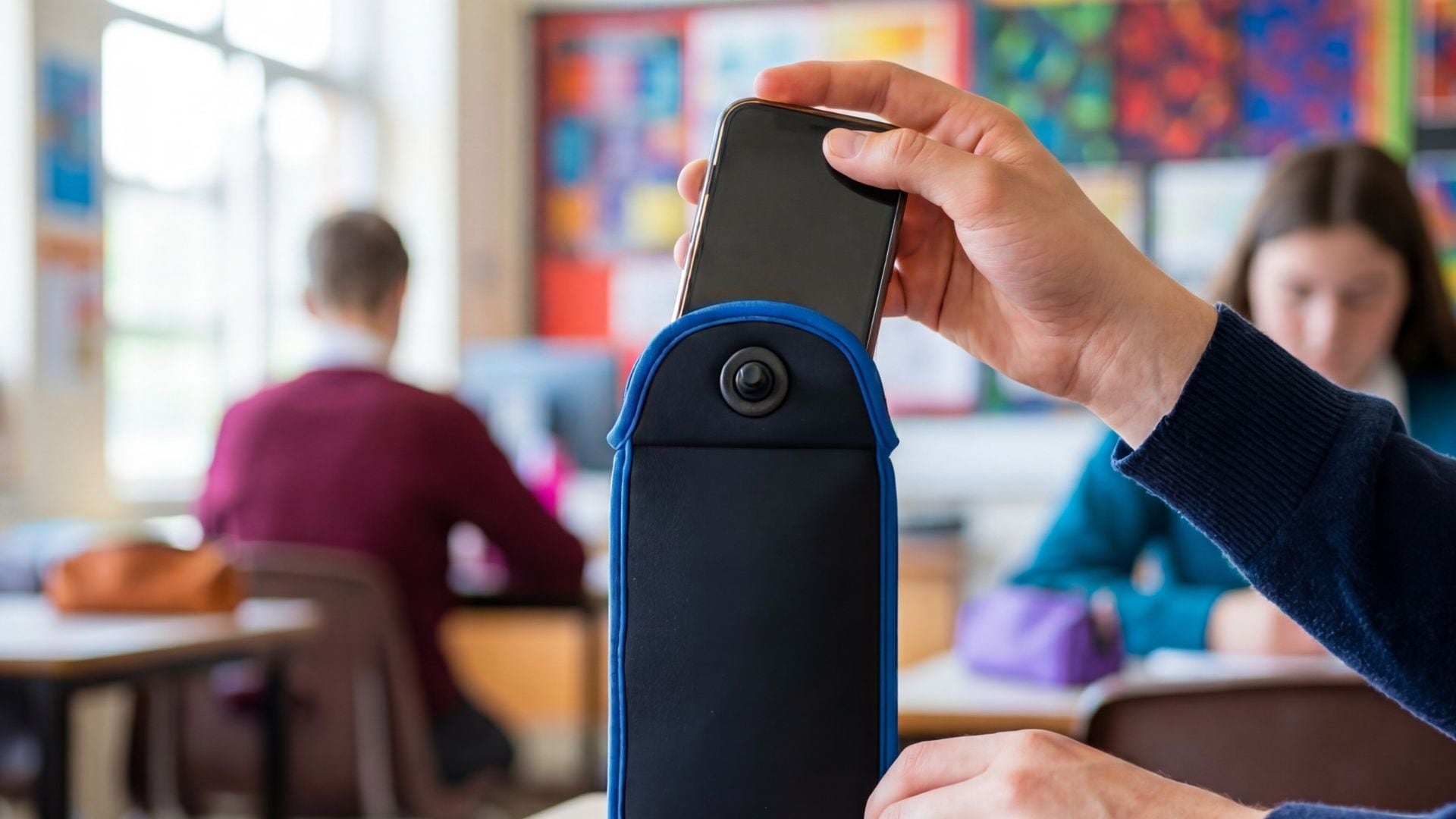 Alumnos de la Red Itínere guardan sus celulares en fundas especiales durante la jornada escolar (MotivEd)