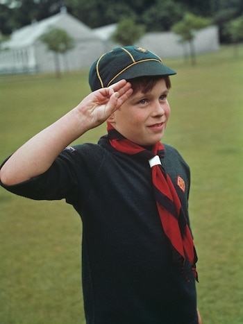 El príncipe Andrew vistiendo su uniforme de los Scouts en el Palacio de Buckingham en Londres, Reino Unido, en julio de 1968 (Foto de Fox Photos/Hulton Archive/Getty Images)