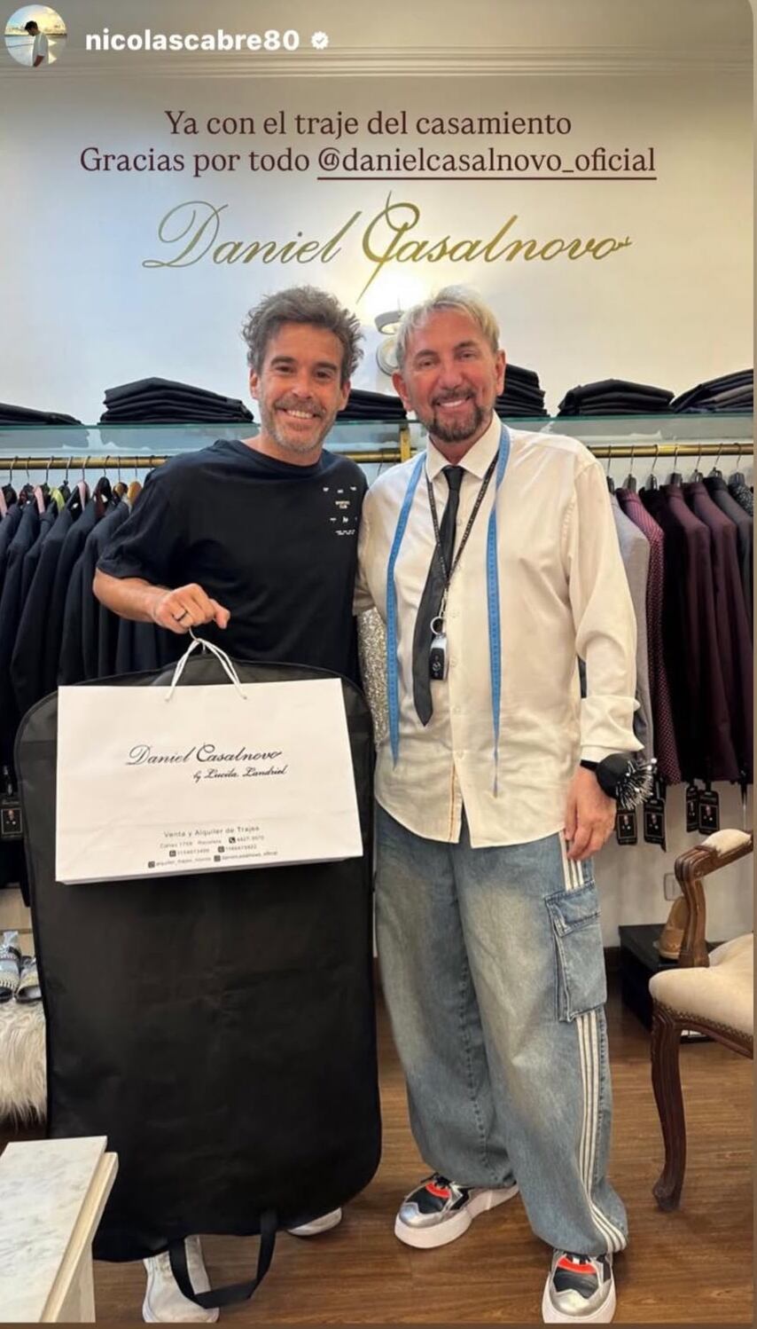 Nicolás Cabré y Daniel Casalnovo, al momento de retirar del atelier el famoso traje