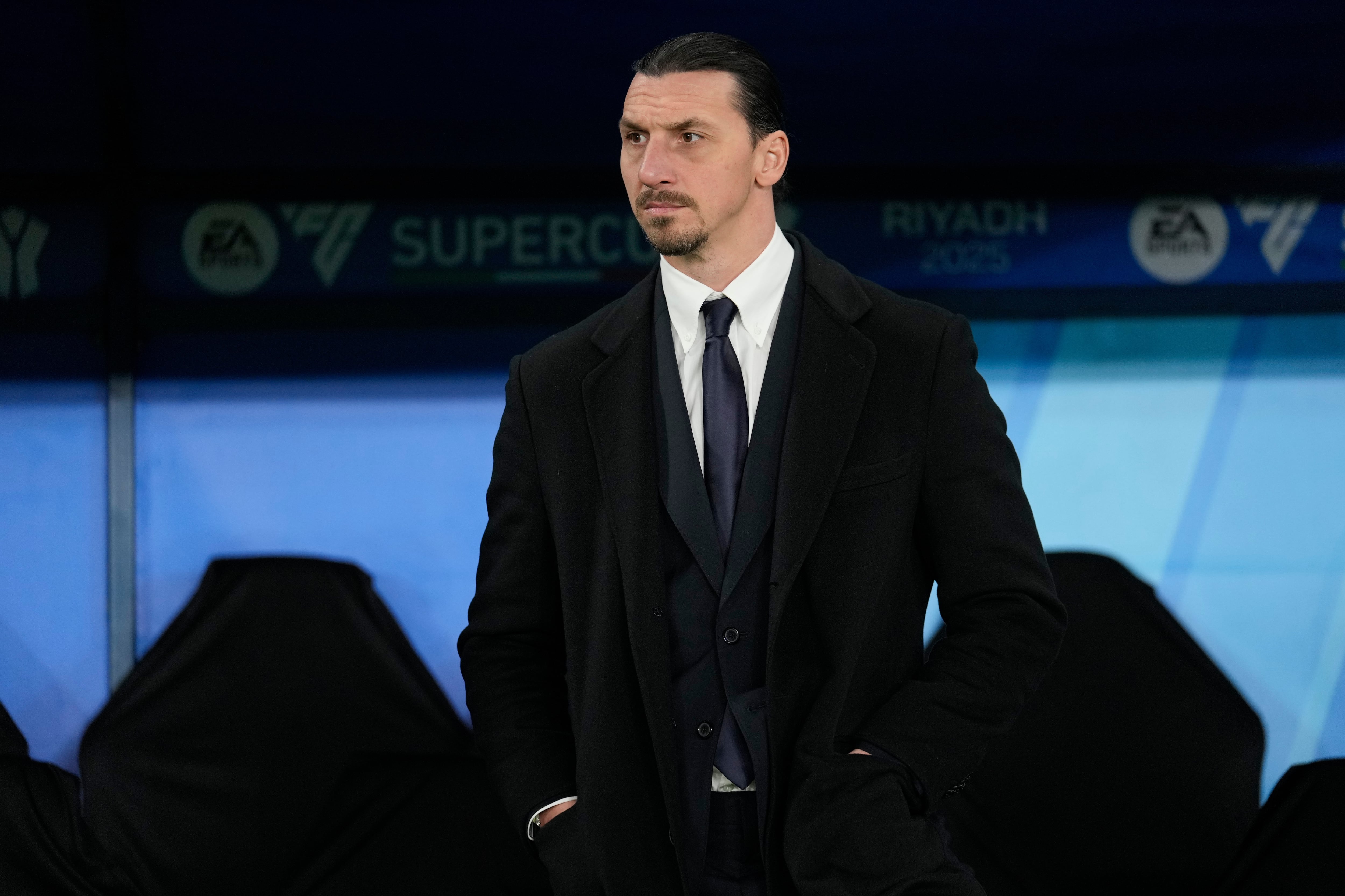 Zlatan Ibrahimovic mantiene la tendencia de adquirir automóviles de la marca Ferrari (AP Photo/Altaf Qadri, archivo)