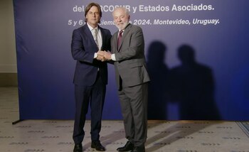 El presidente uruguayo, Luis Lacalle Pou; recibe a su par brasileño, Lula da Silva, en Montevideo (Captura de TV/Gobierno de Uruguay)