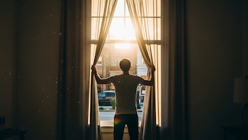 Cortinas abiertas o cerradas durante las horas de calor: los expertos aclaran todas las dudas