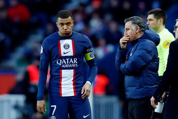 Christophe Galtier le da indicaciones a Kylian Mbappé. El DT del PSG, en la cuerda floja por malos resultados (REUTERS/Gonzalo Fuentes)