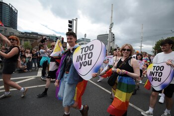 La gente asiste al desfile