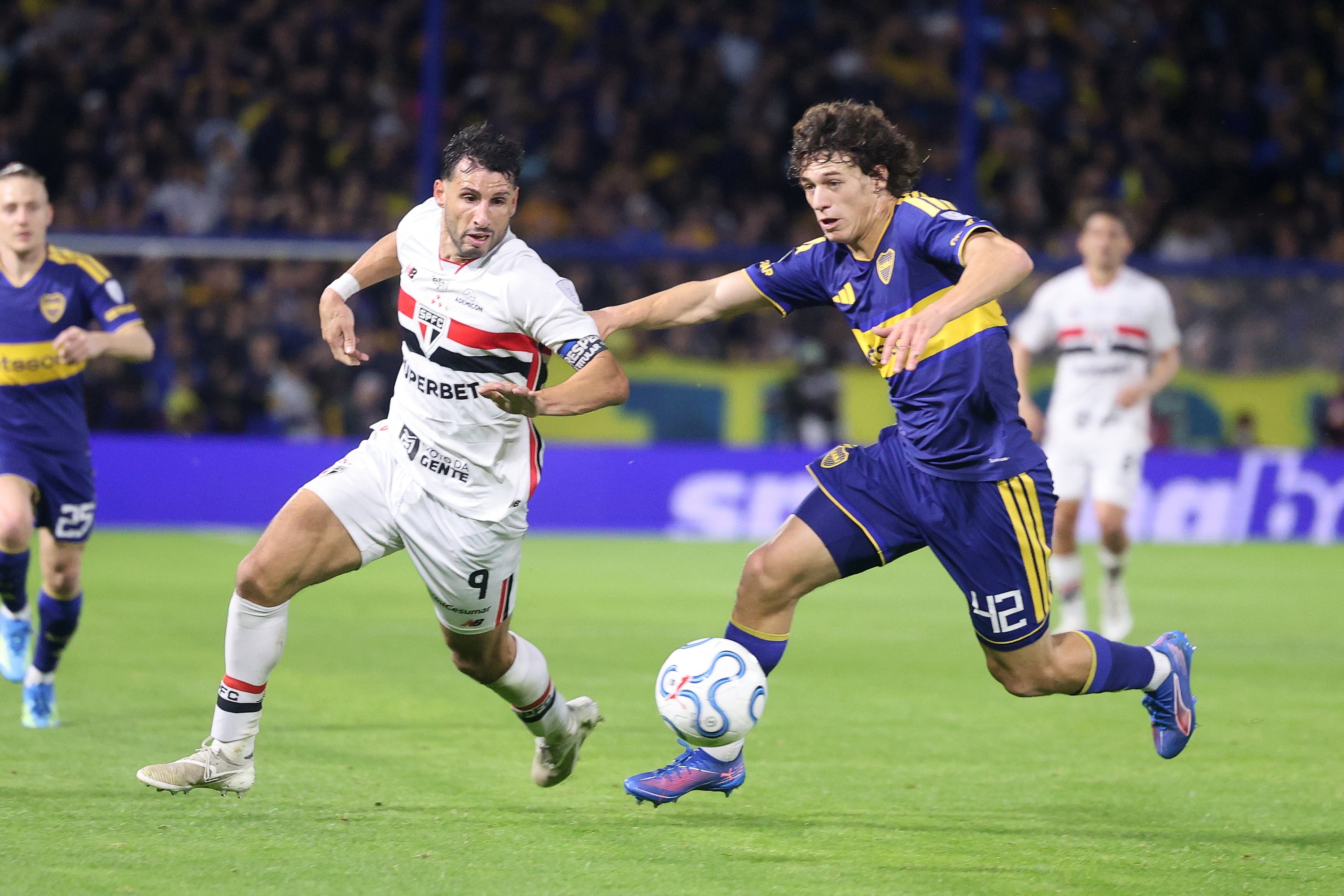AMDEP1800. BUENOS AIRES (ARGENTINA), 08/09/2026.- Facundo Herrera (d) de Boca Juniors disputa el balón con Jonathan Calleri de Sao Paulo este martes, en el partido de ida de cuartos de final de la Copa Sudamericana entre Boca Juniors y Sao Paulo en el estadio Alberto J. Armando, en Buenos Aires (Argentina). EFE/ Juan Ignacio Roncoroni