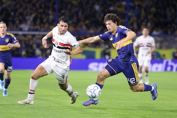 AMDEP1800. BUENOS AIRES (ARGENTINA), 08/09/2026.- Facundo Herrera (d) de Boca Juniors disputa el balón con Jonathan Calleri de Sao Paulo este martes, en el partido de ida de cuartos de final de la Copa Sudamericana entre Boca Juniors y Sao Paulo en el estadio Alberto J. Armando, en Buenos Aires (Argentina). EFE/ Juan Ignacio Roncoroni