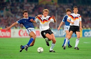 Lorenzo marcando a Jürgen Klinsmann