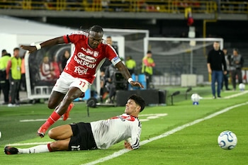 Santa Fe's forward #11 Hugo Rodallega and River Plate's defender #13 Lautaro Rivero fight for the ball during the first leg of the Copa Sudamericana round of 16 football match between Colombia's Independiente Santa Fe and Argentina's River Plate at the Nemesio Camacho 'El Campin' stadium, in Bogota, on August 19, 2026. (Photo by Luis ACOSTA / AFP)