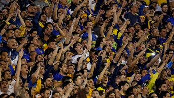 Tapabocas con los colores xeneizes, beneficio exclusivo para los socios del club (Foto: Nicolás Aboaf)