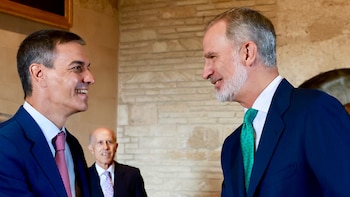 Las imágenes de complicidad del rey Felipe y Pedro Sánchez en su cita en Mallorca: la tradición que empezó Juan Carlos I con Suárez y se repite cada verano