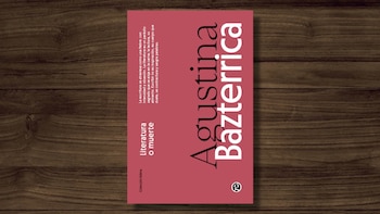 Vista cenital de la portada de un libro de tapa blanda de color rojo con el título 'Literatura o muerte' y el nombre 'Agustina Bazterrica' en blanco y negro, sobre una superficie de madera oscura