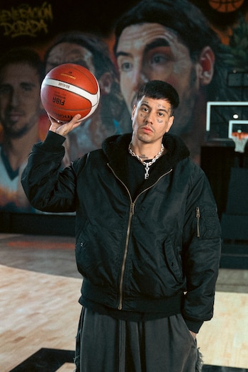 Duki inaugura una cancha de básquet