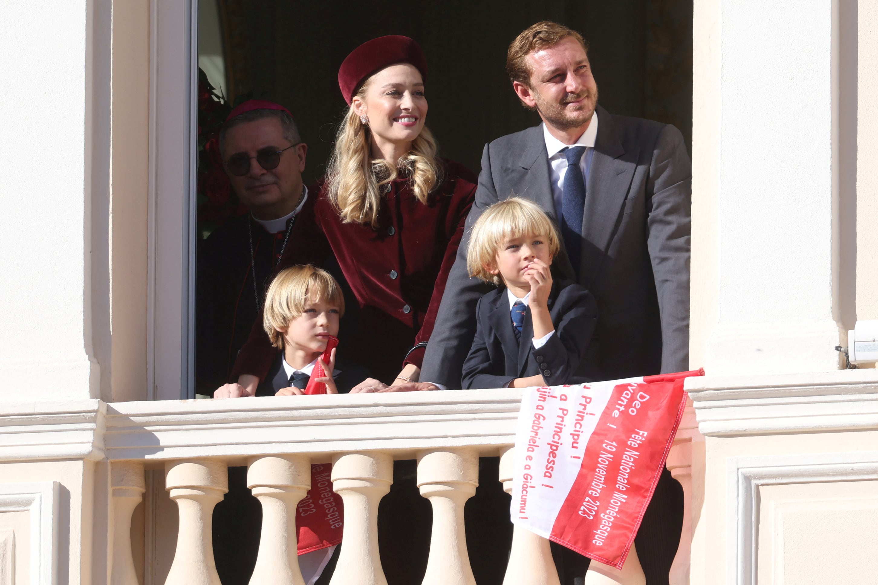 Pierre Casiraghi y Beatrice Borromeo junto a sus hijos,, Stefano y Francesco en una imagen tomada en noviembre de 2023. (REUTERS/Claudia Greco)