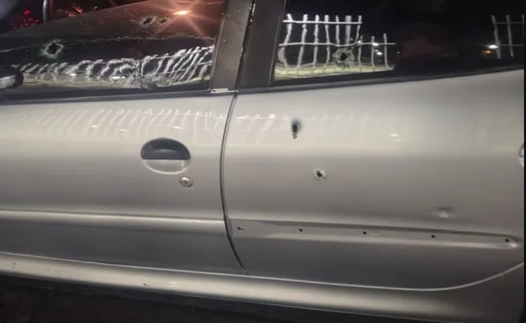 El vehículo que manejaba Nieves quedó con múltiples impactos de bala en sus cristales y carrocería (Foto: ADN Sur)
