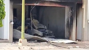 Balean fachada de casa e incendian autos en fraccionamiento de Sinaloa