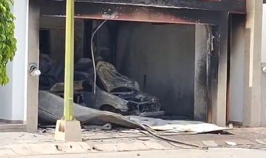 En el lugar incendiaron automóvilkes. (Impresión de pantalla video)