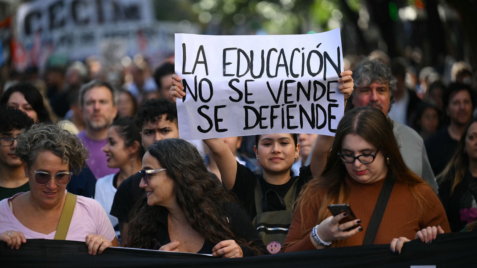 El Gobierno intimó a los rectores a que garanticen las clases en las universidades nacionales y la UBA respondió (Photo by Luis ROBAYO / AFP)