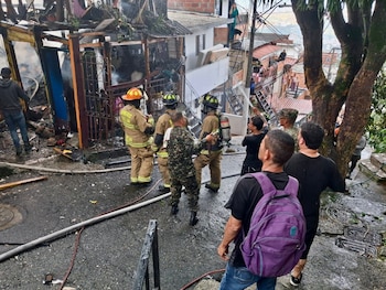 Dos personas sufrieron quemaduras leves y lesiones por inhalación de humo durante el incendio en Versalles - crédito @Ejercito_Div7/X