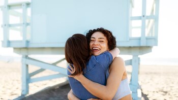 Esto es lo que tiene que durar un abrazo para tener un efecto real en el bienestar emocional, según una neuropsicóloga