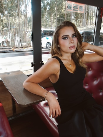 Cuando Luisa Fernanda W lanzó el ramo nupcial y Ornella Sierra lo atrapó, esta desprendió las flores al sacudir el arreglo por la emoción, hecho que no pasó desapercibido en redes sociales - crédito @ornellasierra/Instagram