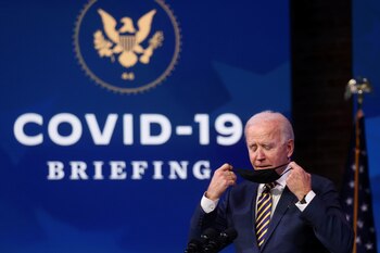 El presidente electo de EEUU, Joe Biden, adelantó que exigirá el uso de mascarillas una vez que asuma el mando el próximo 20 de enero (REUTERS/Jonathan Ernst)