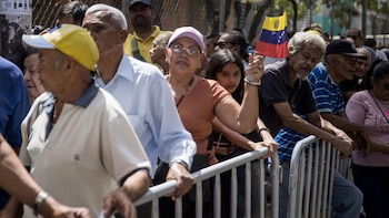 Personas participan en el simulacro