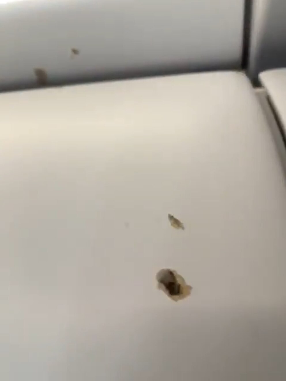 El profundo impacto de bala en el ala del avión | Foto: CNN El profundo impacto de bala en el ala del avión | Foto: CNN