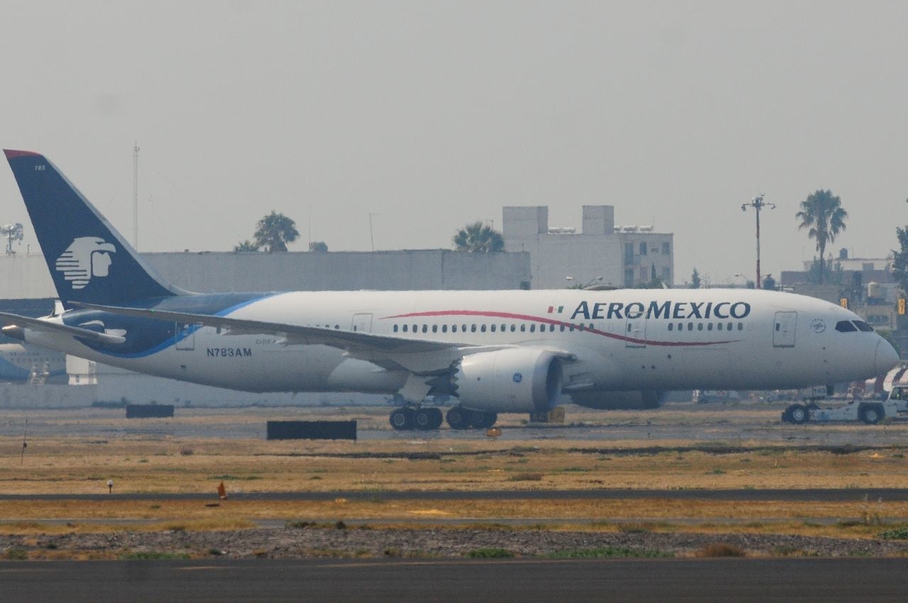 CIUDAD DE MÉXICO, 21ABRIL2021.- La aerolínea Aeromexico reportó una pérdida de 4 mil 192 millones de pesos durante el primer trimestre de este 2021, cantidad que se duplicó en comparación al 2020, donde se registraron pérdidas por 2 mil 508 millones de pesos. La empresa informó que estas cifras se deben a la reducción de tráfico aéreo que se originó con la pandemia de Covid-19. FOTO: DANIEL AUGUSTO /CUARTOSCURO.COM