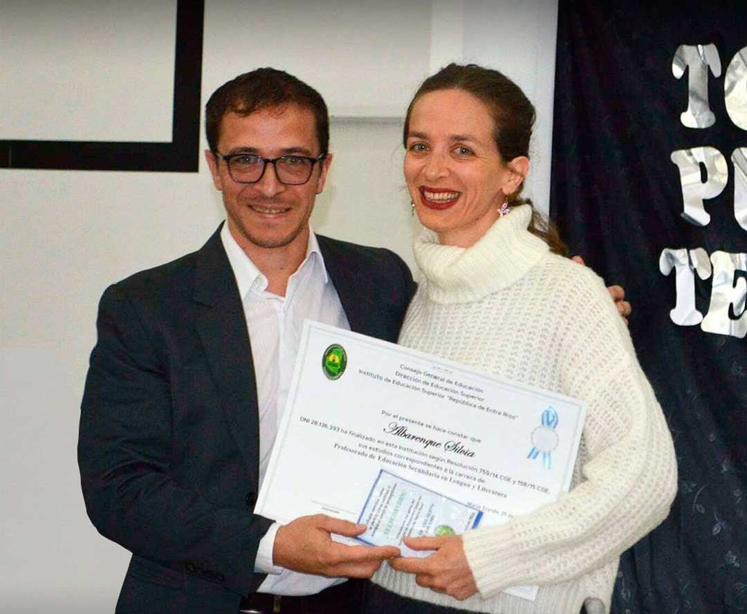 En 2022, Silvia se graduó de profesora de Literatura