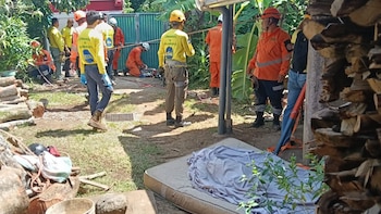 Comandos de Salvamento y equipos de emergencia trabajan en la recuperación de una víctima tras la caída en un pozo de gran profundidad, en un operativo realizado en Sonsonate (Cortesía: Comandos de Salvamento).