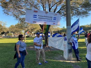 Decenas de nicaragüenses residentes en