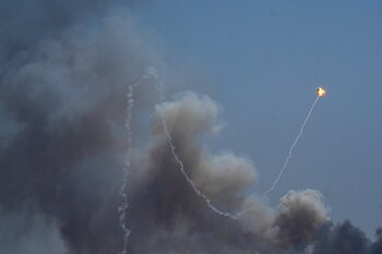 El grupo chií libanés Hezbollah reivindicó este jueves un ataque con cohetes y drones contra una serie de objetivos militares en el norte de Israel (REUTERS/Ayal Margolin)