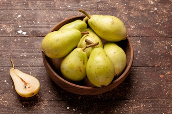 Un cuenco con peras (Freepik)