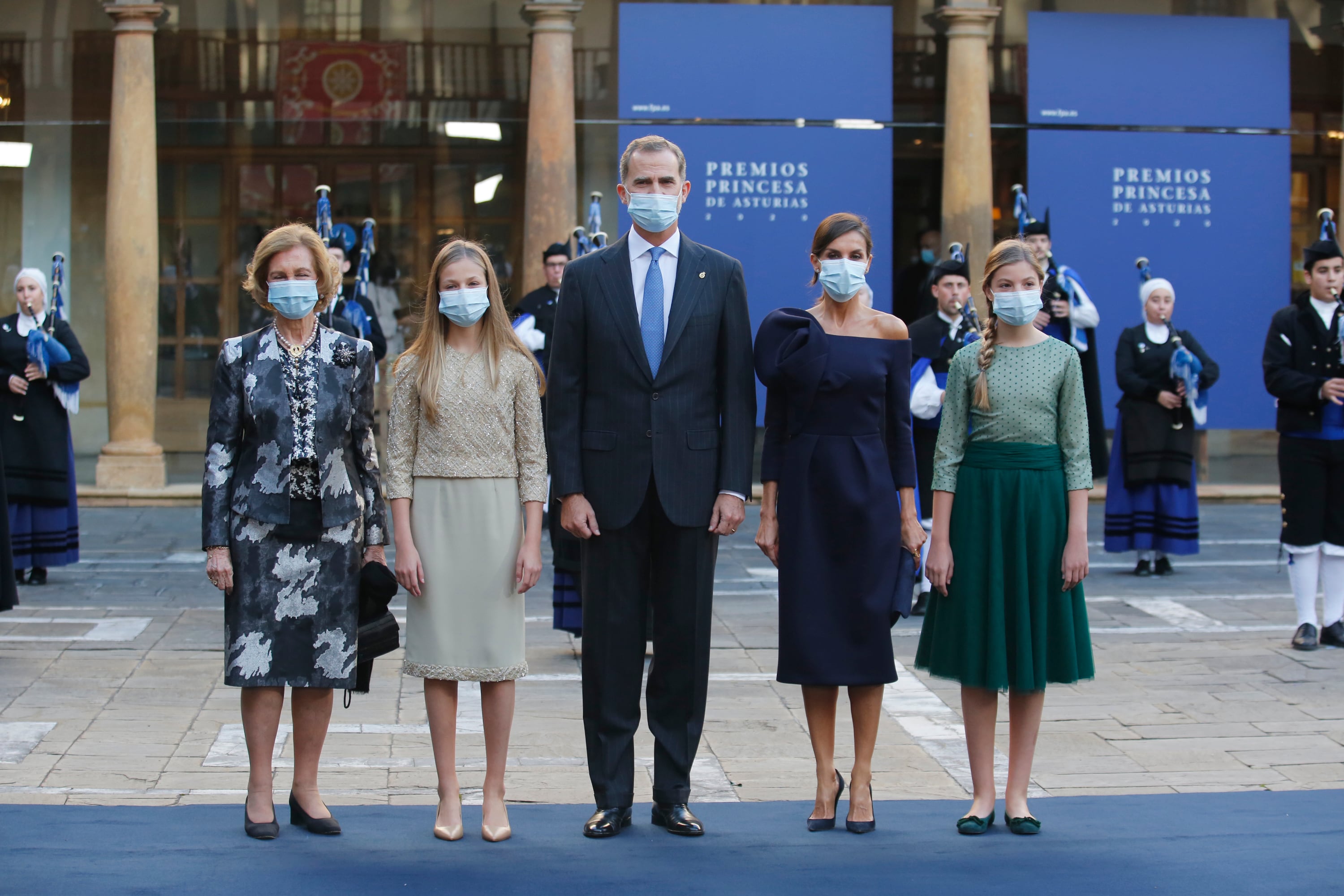 La reina Sofía, a princesa Leonor; los reyes Felipe y Letizia; y la infanta doña Sofía, a su llegada al acto de entrega de los Premios Princesa de Asturias 2020. (Jorge Peteiro / Europa Press).