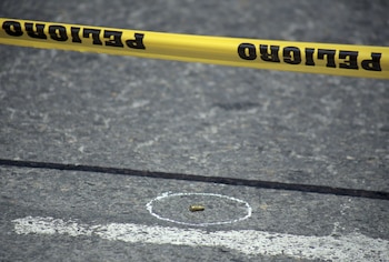 Acribillan a dos mientras arreglaban