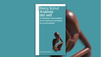 Primer plano de la portada del libro "Heinz Kohut Análisis del self". Fondo turquesa con título en blanco y una figura de madera oscura pensativa