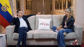 La periodista española Eva Rey consultó al presidente Petro sobre su pareja y la posibilidad de estar enamorado - crédito Me Vale/YouTube