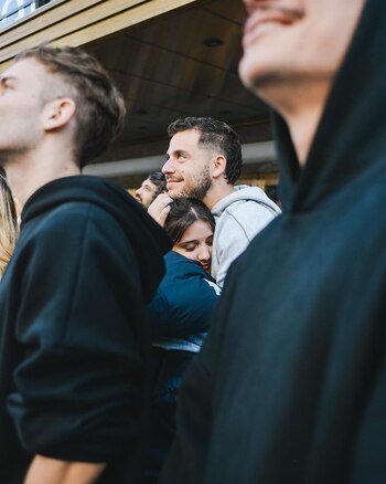 Julia Tozzi y el abrazo