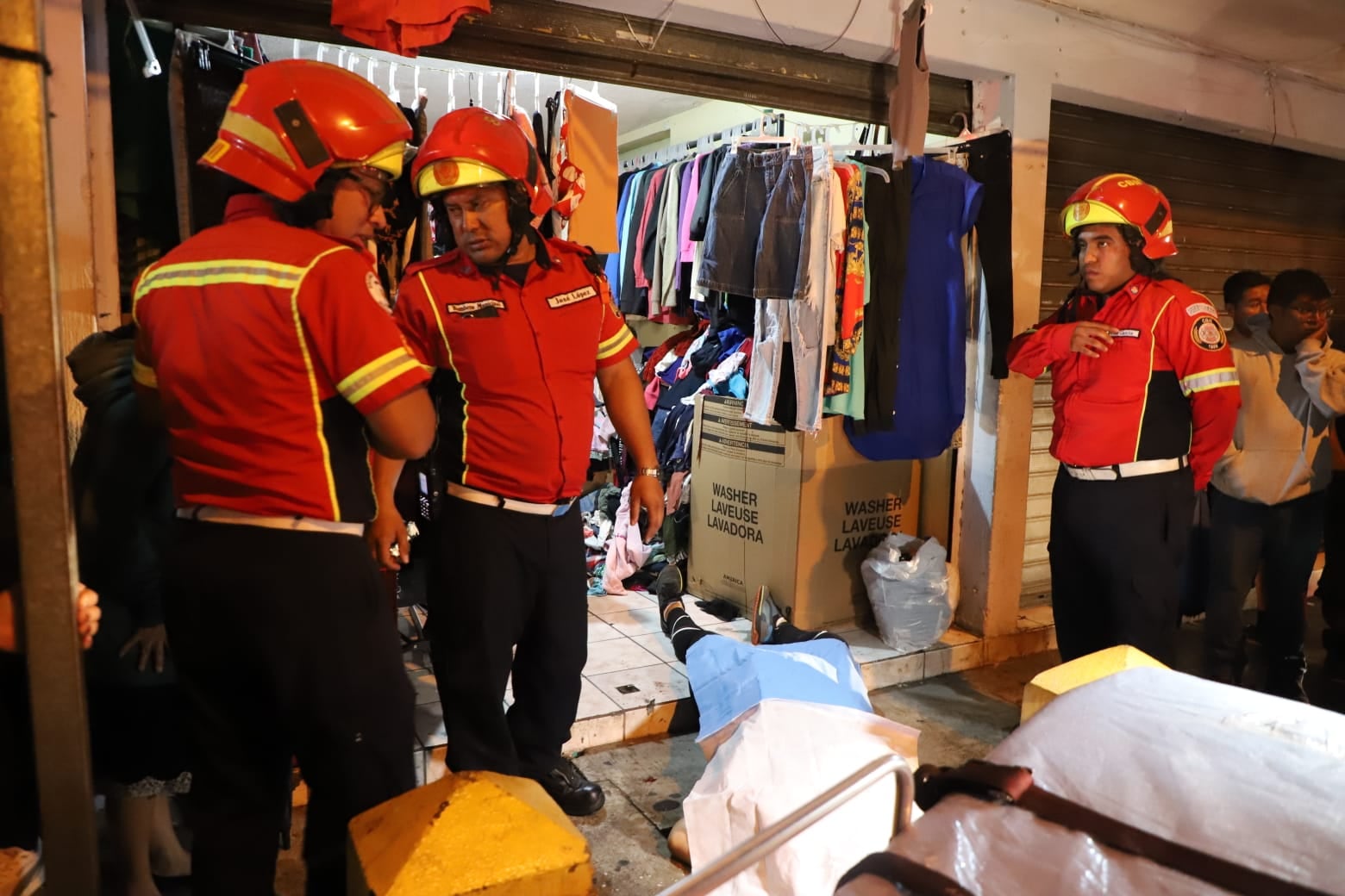Un ataque armado en la colonia Santa Fe, zona 13 de la Ciudad de Guatemala, dejó asesinadas a una madre y su hija en un negocio de ropa usada. (Bomberos Municipales)