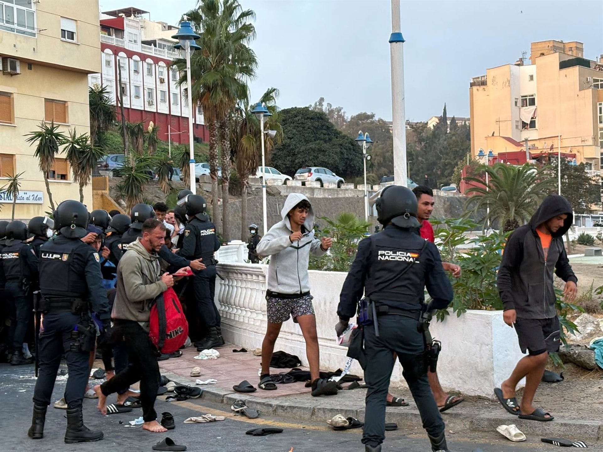 18/09/2026 Los Cuerpos de Seguridad del Estado organizan a los migrantes para su traslado al Puerto de Ceuta, a 18 de septiembre de 2026, en Ceuta (España). Las Fuerzas y Cuerpos de Seguridad del Estado (FCSE) han comenzado a realizar el traslado de los inmigrantes que se encuentran en las playas de el Trampolín y Benítez a las instalaciones del Puerto que se han realizado durante los últimos días.POLITICA Gabriela Sardá Núñez - Europa Press