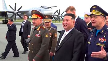 Kim Jong-un observando el armamento