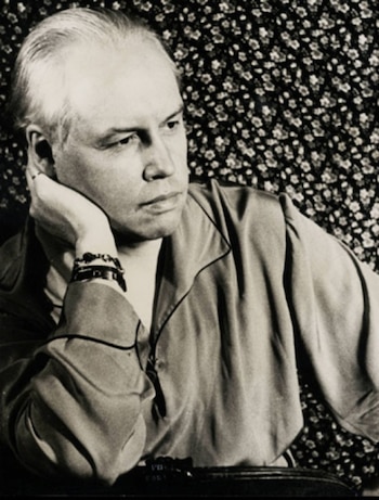 Carl Van Vechten nació el 17 de junio de 1880 en Cedar Rapids, Iowa, perfilándose como un intelectual polifacético: escritor, fotógrafo y figura clave en el Renacimiento de Harlem, movimiento cultural afroamericano central en la Nueva York de la década de 1920