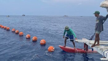Boyas simbólicas en las aguas
