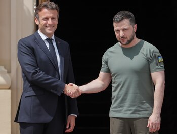 Zelensky y Macron (EFE/EPA/Sergey Dolzhenko)