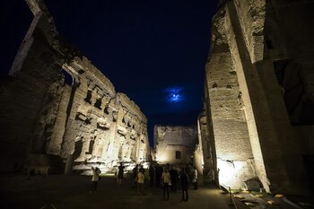 Visitantes observan el exterior de