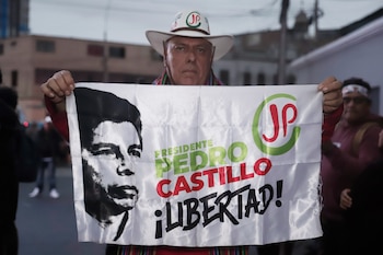 Fotografía de archivo en la que se registró a seguidor del partido político Juntos Por el Perú al sostener un pendón que pide la libertad del expresidente peruano Pedro Castillo, en Lima (Perú). EFE/Sebastián Blanco